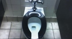 Evo zašto se u javnim toaletima nalaze daske u obliku slova U